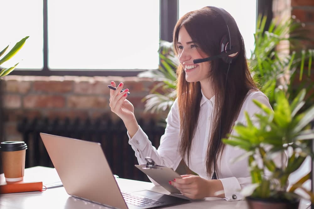mulher sorrindo telemarketing escritório