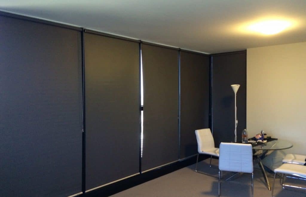 cortina persiana blackout rolô escritório