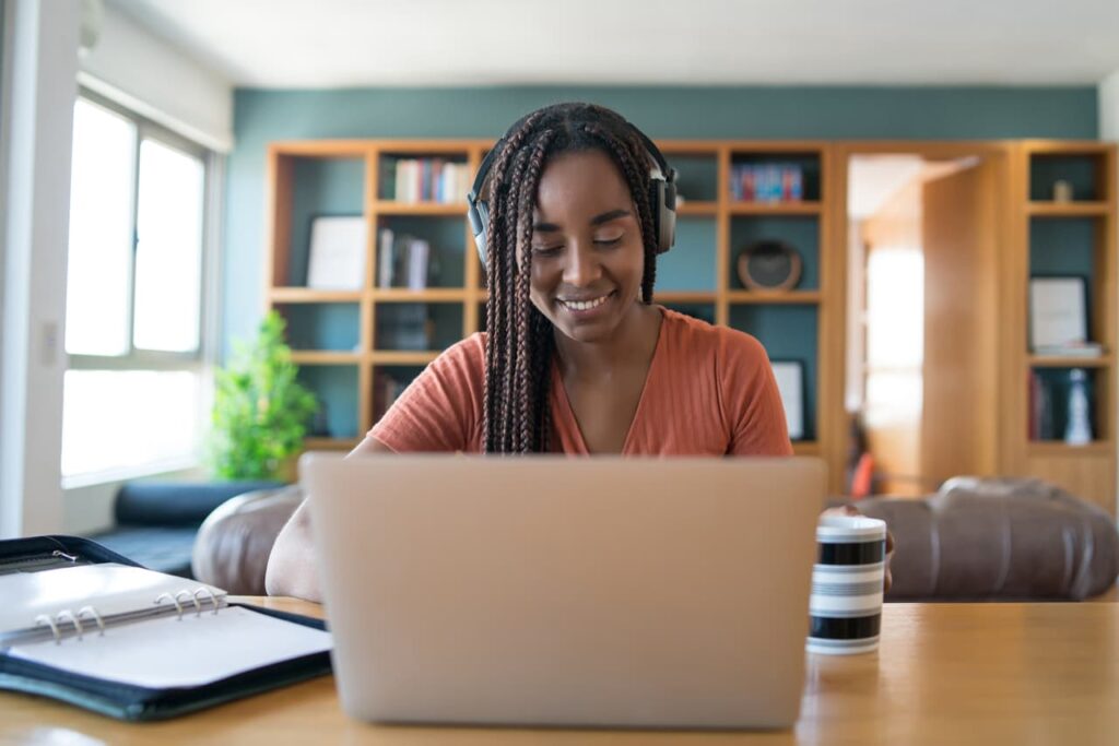 Mulher feliz trabalhando em home office.