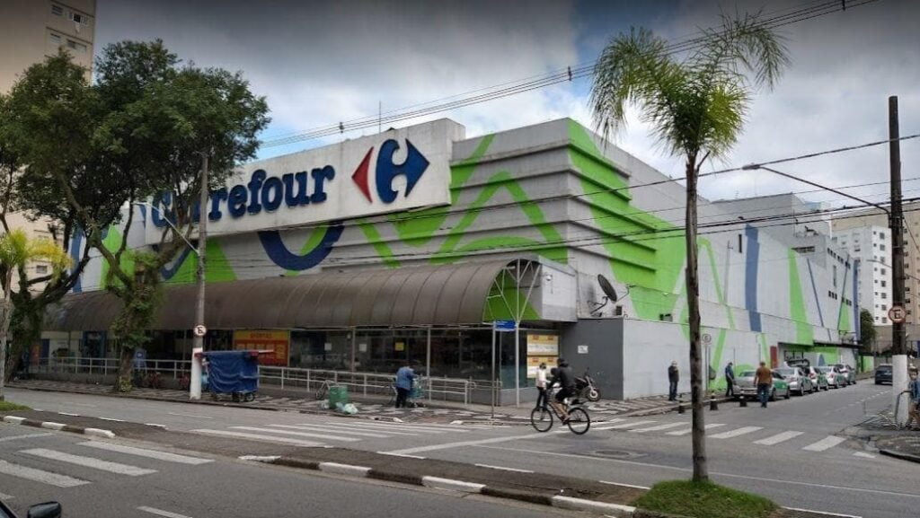 Imagem da fachada de uma das lojas do Brasil do grupo Carrefour