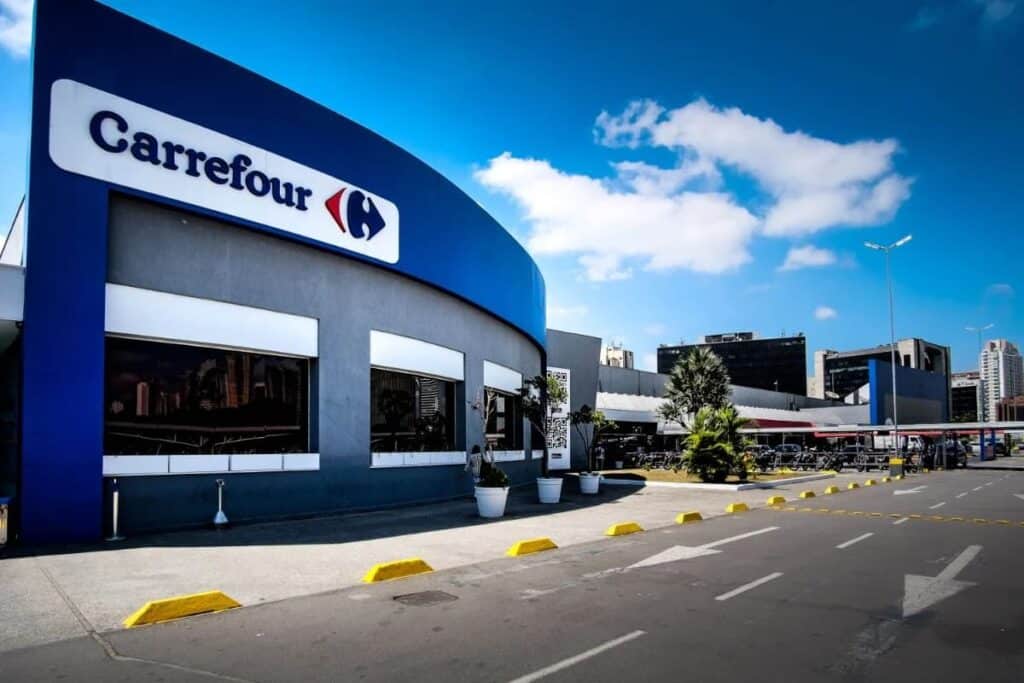 Imagem da fachada de uma das lojas do grupo Carrefour