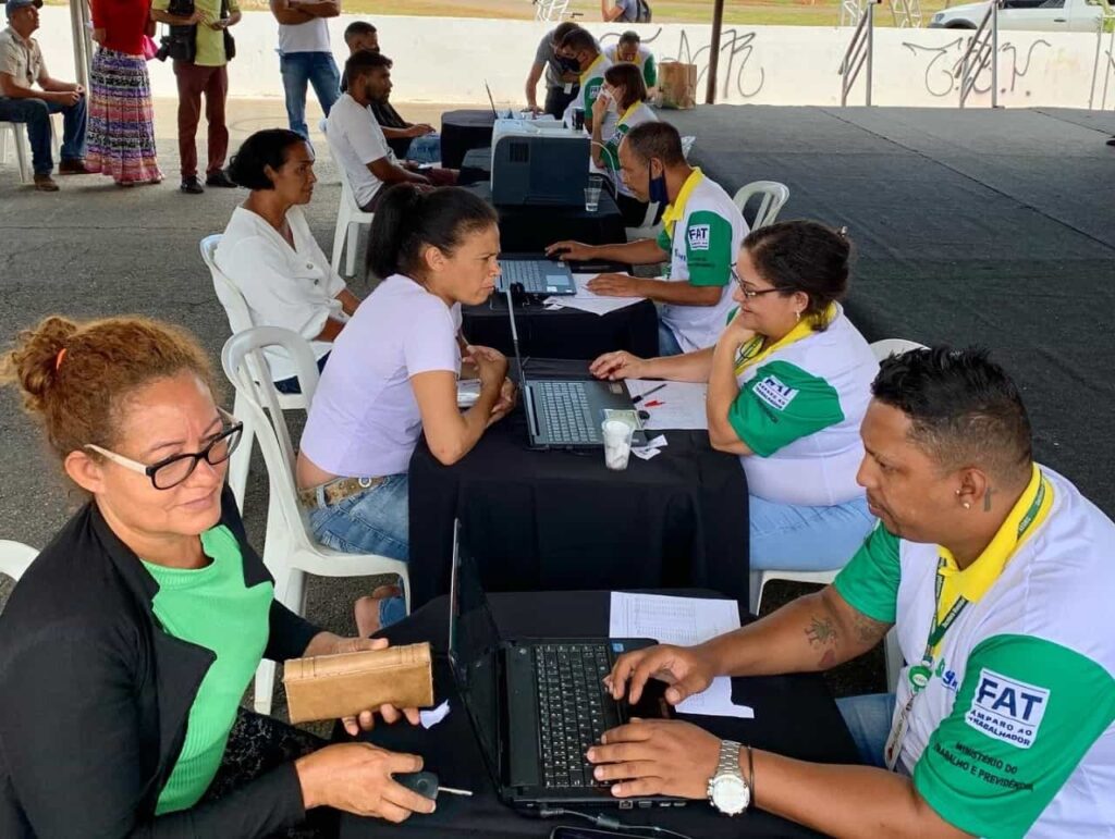 Imagem tirada das pessoas comparecendo ao Sine Municipal da Prefeitura de Goiânia