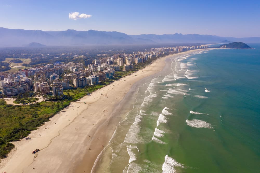 Imagem aérea da praia de Riviera de São Lourença em Bertioga, para quem gosta de viajar