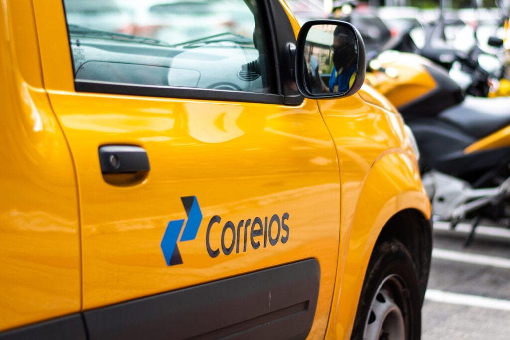 Imagem de um carro dos Correios.