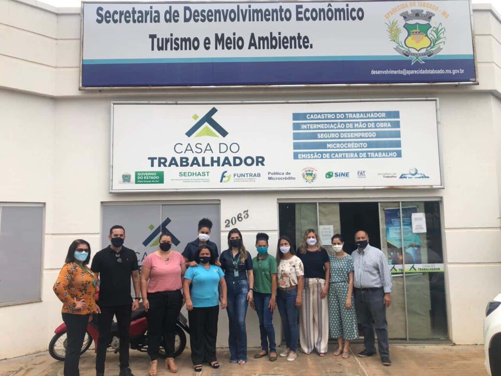 Equipe de atendimento em frente à unidade da Funtrab no MS