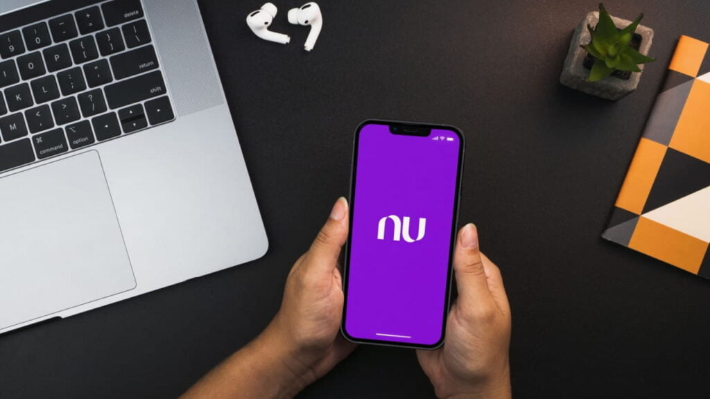 Imagem de aplicativo da Nubank e execução em Smartphone