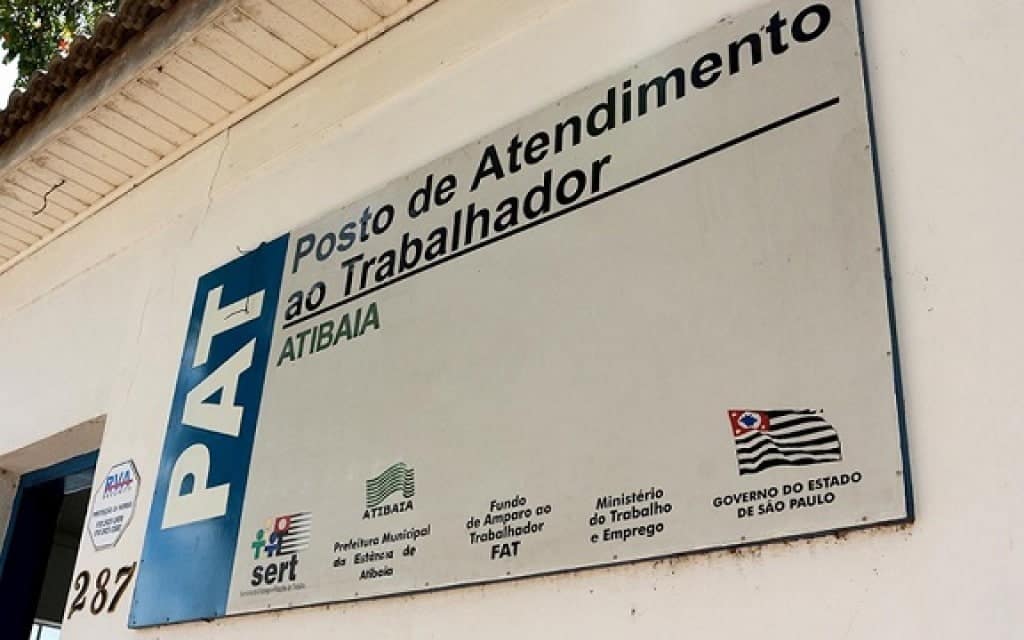 Foto da placa na entrada de unidade do PAT em Atibaia com oportunidades de emprego