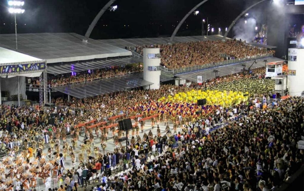 Imagem do Sambódromo durante o carnaval em SP