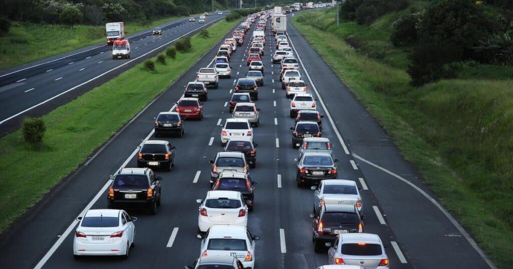 Imagem de diversos carros na rodovia