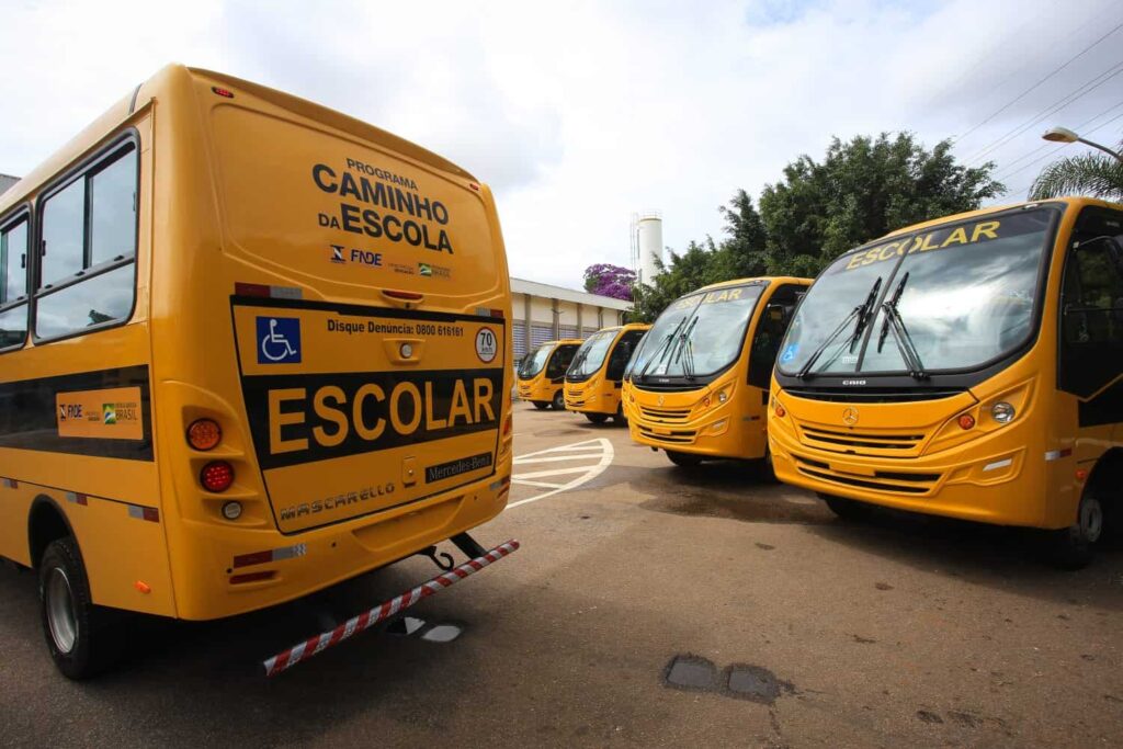 Imagem mostrando traseira dos novos ônibus escolares adquiridos pelo Governo de SP
