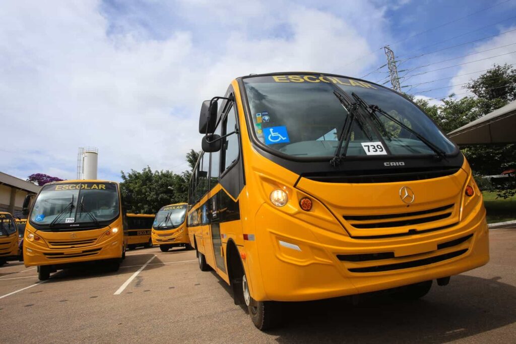 Imagem mostrando frente dos novos ônibus escolares adquiridos pelo Governo de SP
