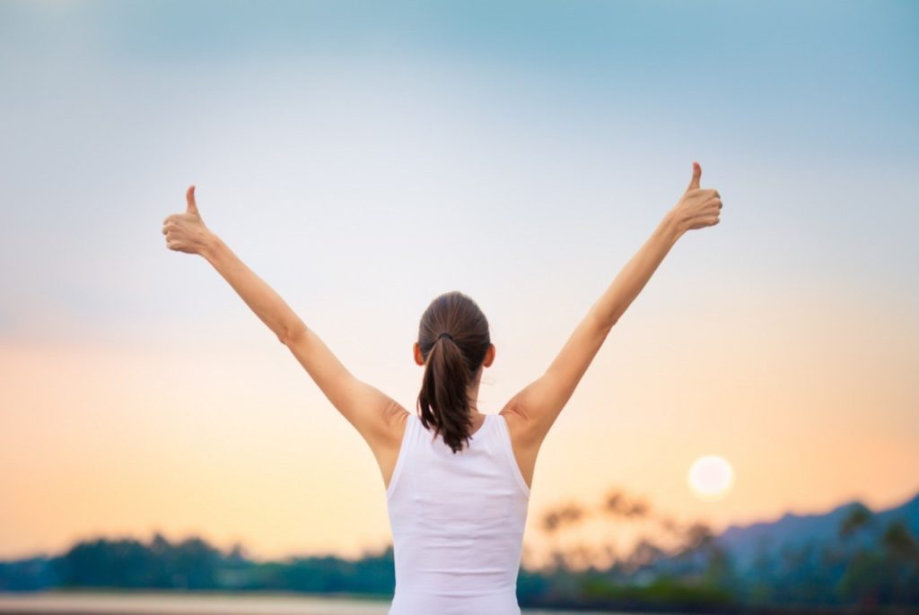 Mulher feliz e animada durante viagem de féries