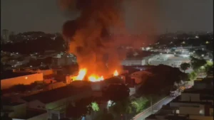 Grande incêndio destrói galpão e queima veículos em São Caetano do Sul