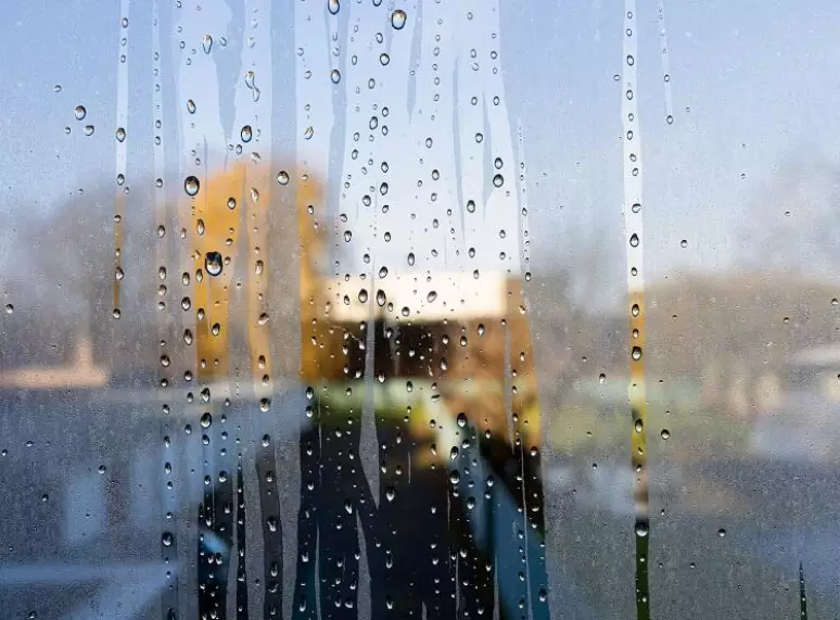 imagem de janela com chuva