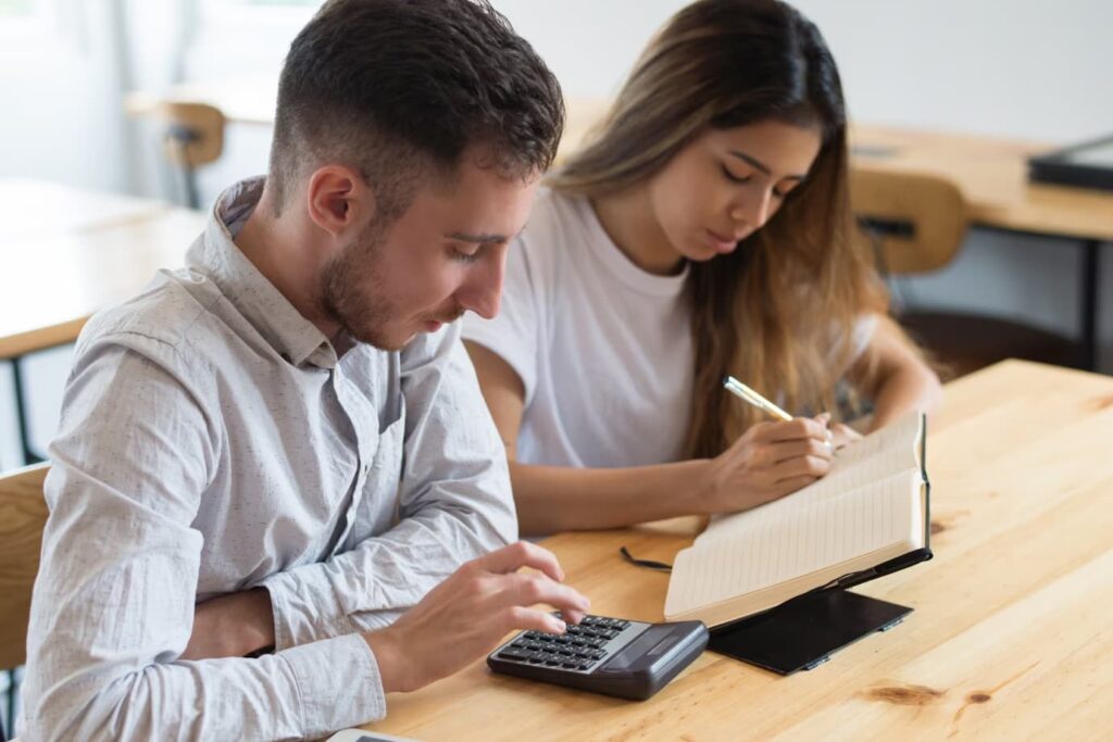 Pessoas fazendo contas de seu dinheiro de salário e remuneração