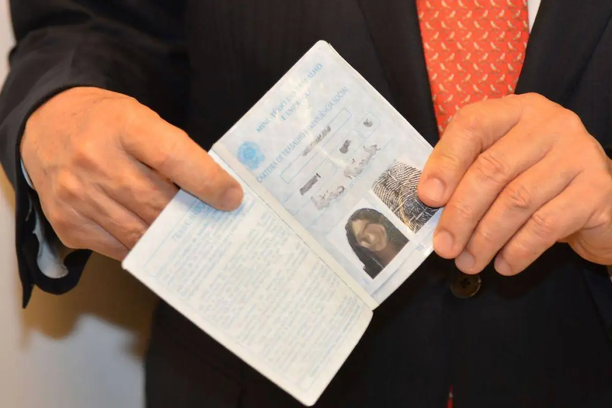 Imagem mostrando carteira de trabalho