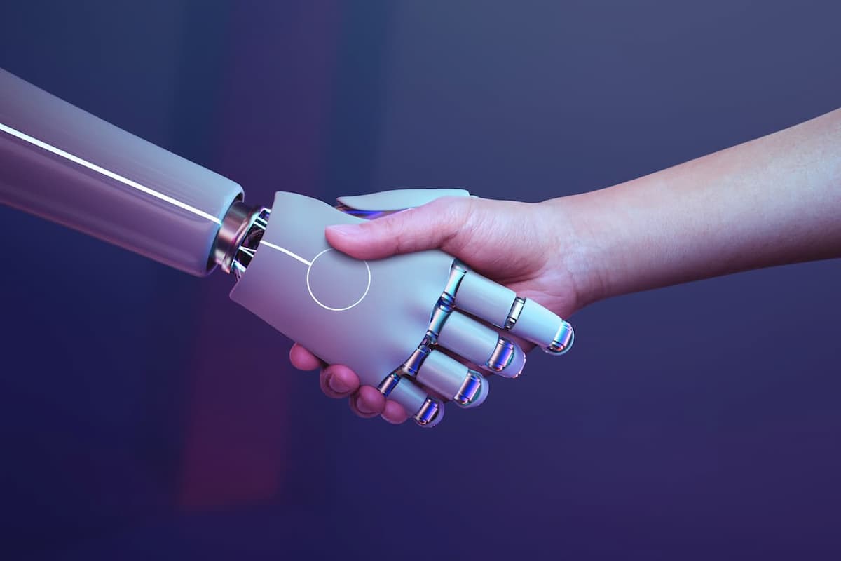Um robô e um humano apertando as mãos em cumprimento.