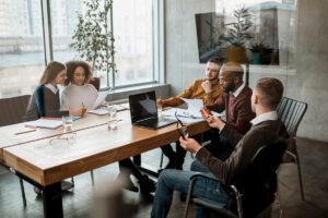 Glossing: Entenda o que é a prática e como ela afeta o ambiente de trabalho