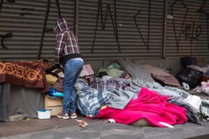 São Paulo reforça atendimentos para moradores de rua devido ao frio