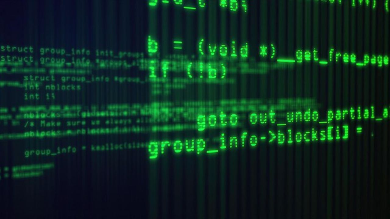 Código de programação em execução em um computador.