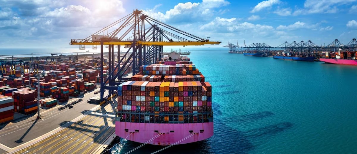 Plataforma de exportação cheio de mercadoria em um porto.