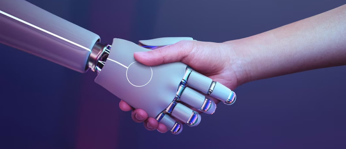 Um robô e um humano apertando as mãos em cumprimento.
