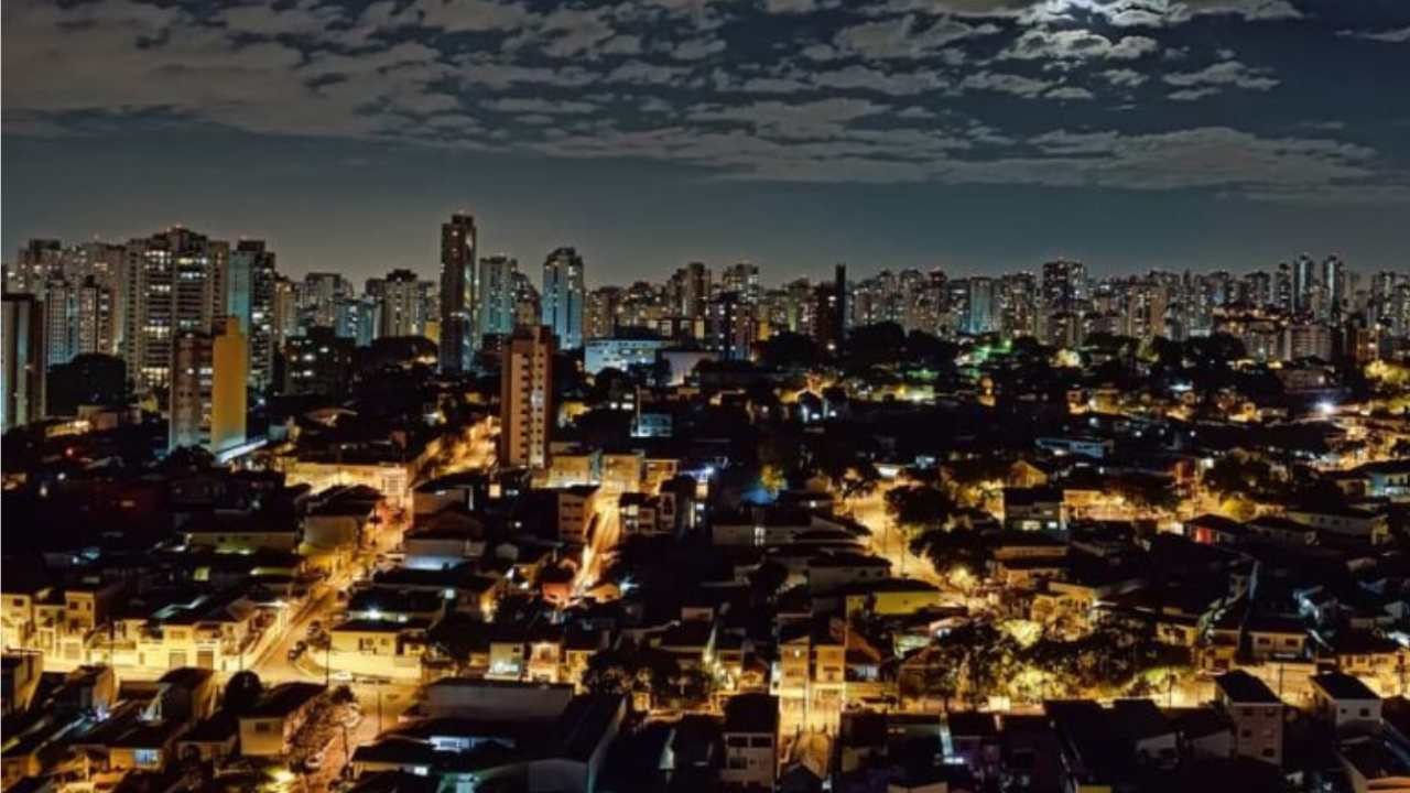 Na imagem, vista noturna aérea da cidade de São Paulo, região da Lapa.