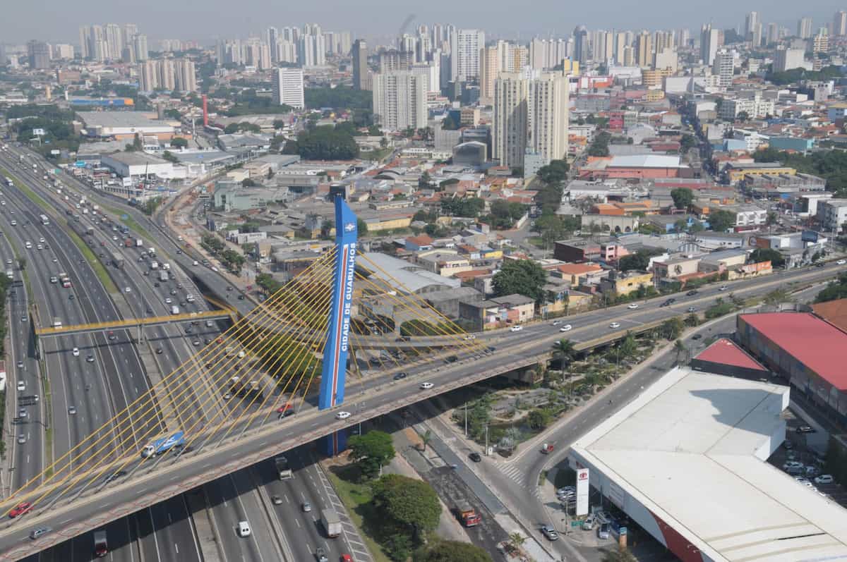 Vista aérea da paisagem urbana de Guarulhos, em São Paulo.