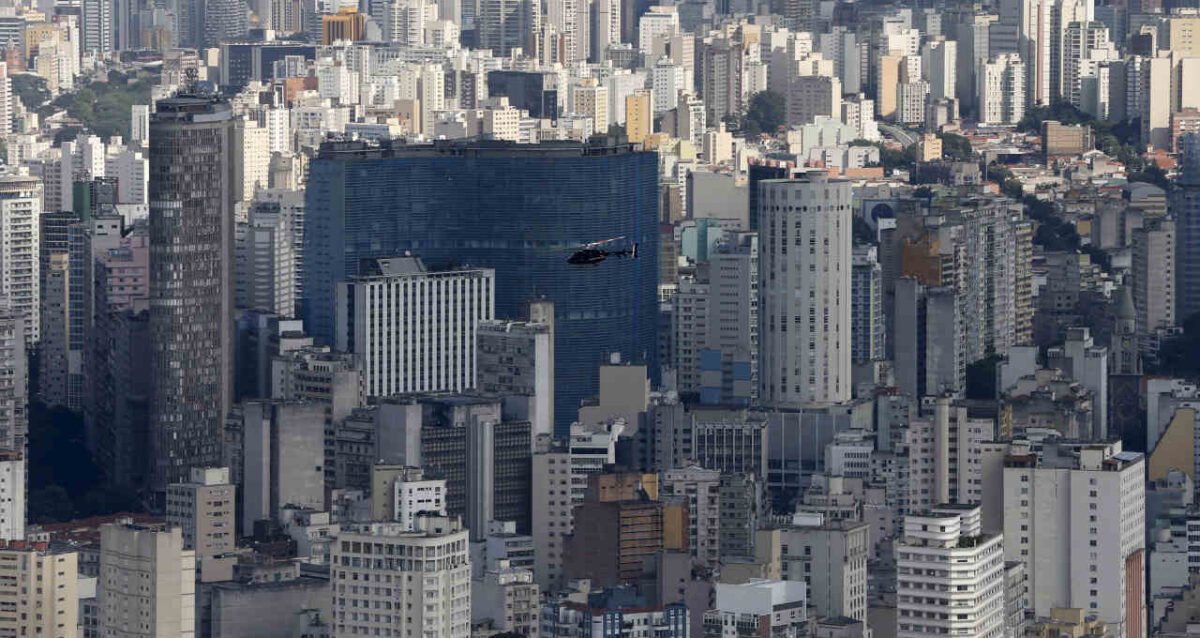 Vista aérea da cidade de São Paulo, onde vê-se inúmeros prédios.