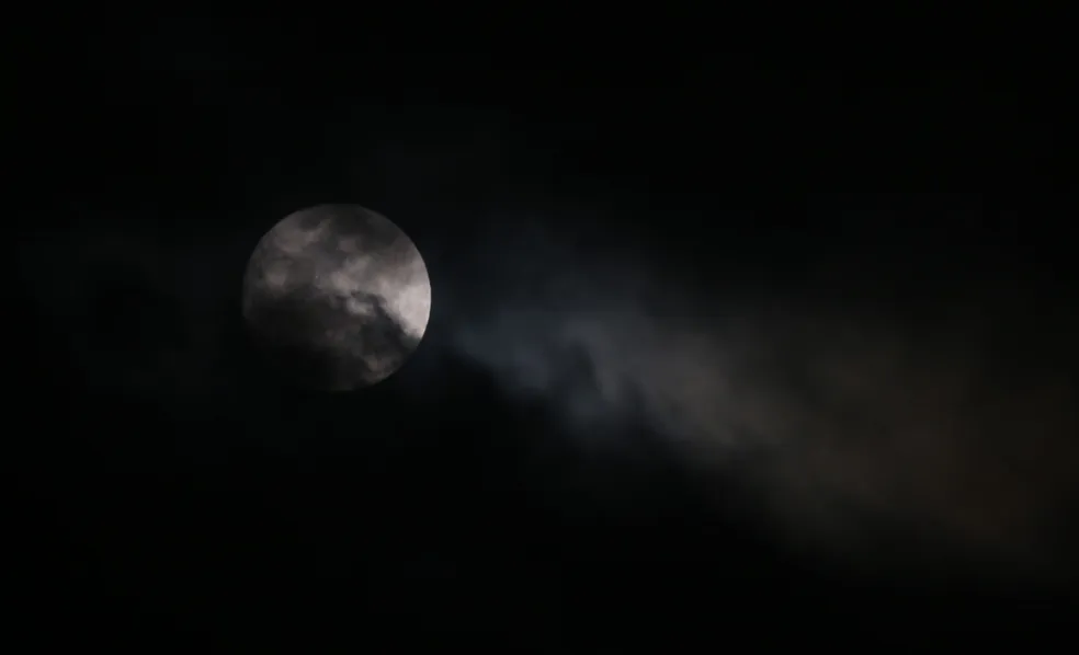 Ficou bonito! Fotos da "Superlua azul" tiradas do litoral de SP são impressionantes; confira 3