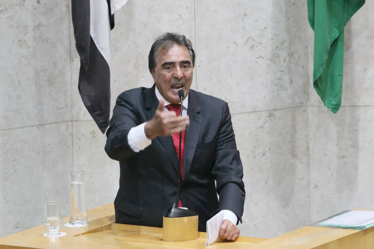 Vereador de São Paulo, Adilson Amadeu, falando em microfone com grande exaltação.