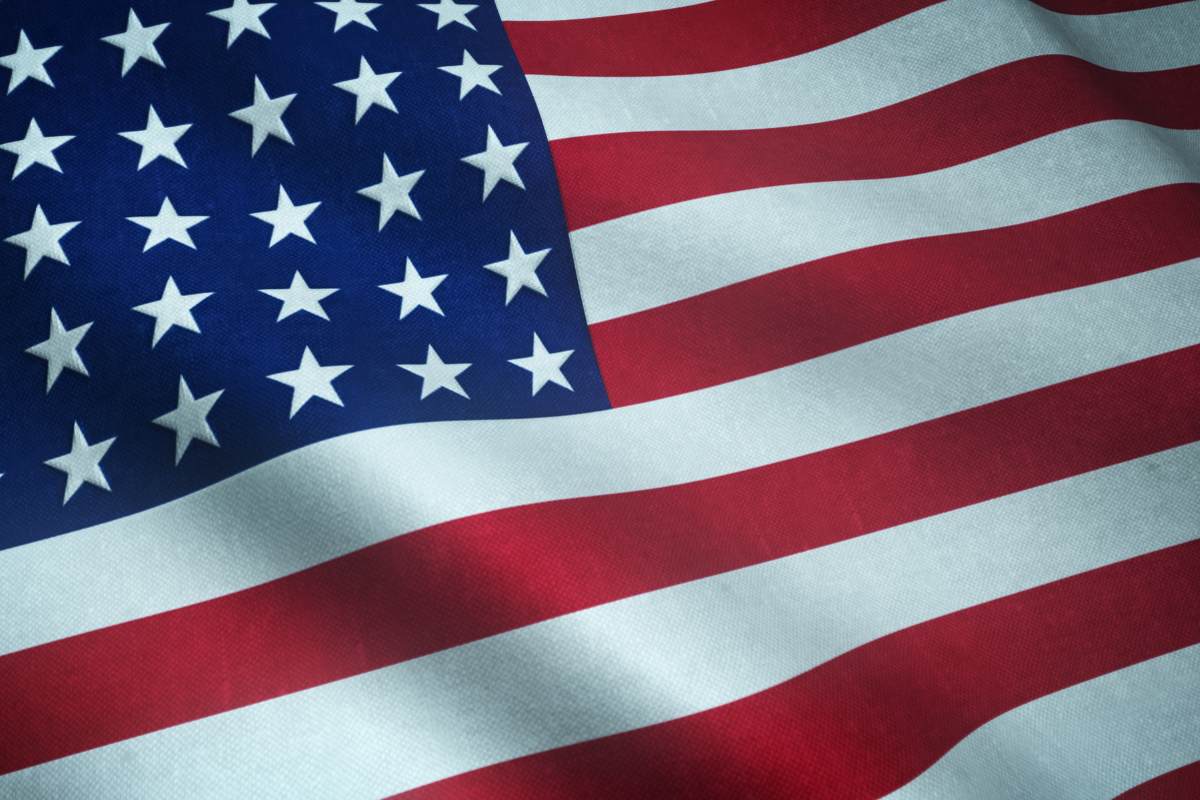 Close up da bandeira dos Estados Unidos (EUA) movimentando com o vento.