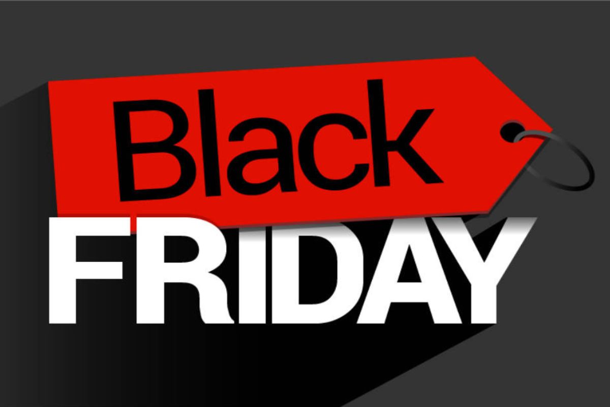 Black Friday. Banner de divulgação da Black Friday, com Black escrito em uma etiqueta vermelha abaixo escrito Friday com sombreamento preto.