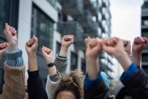 Faltar na greve gera desconto no salário? Entenda