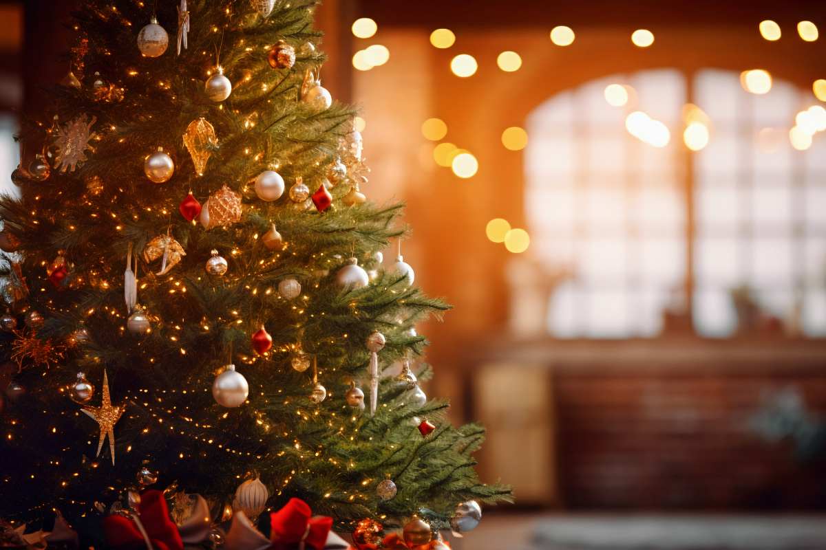 Natal. Árvore de Natal decorada com muitos enfeites em uma sala de estar. O fundo está desfocado.