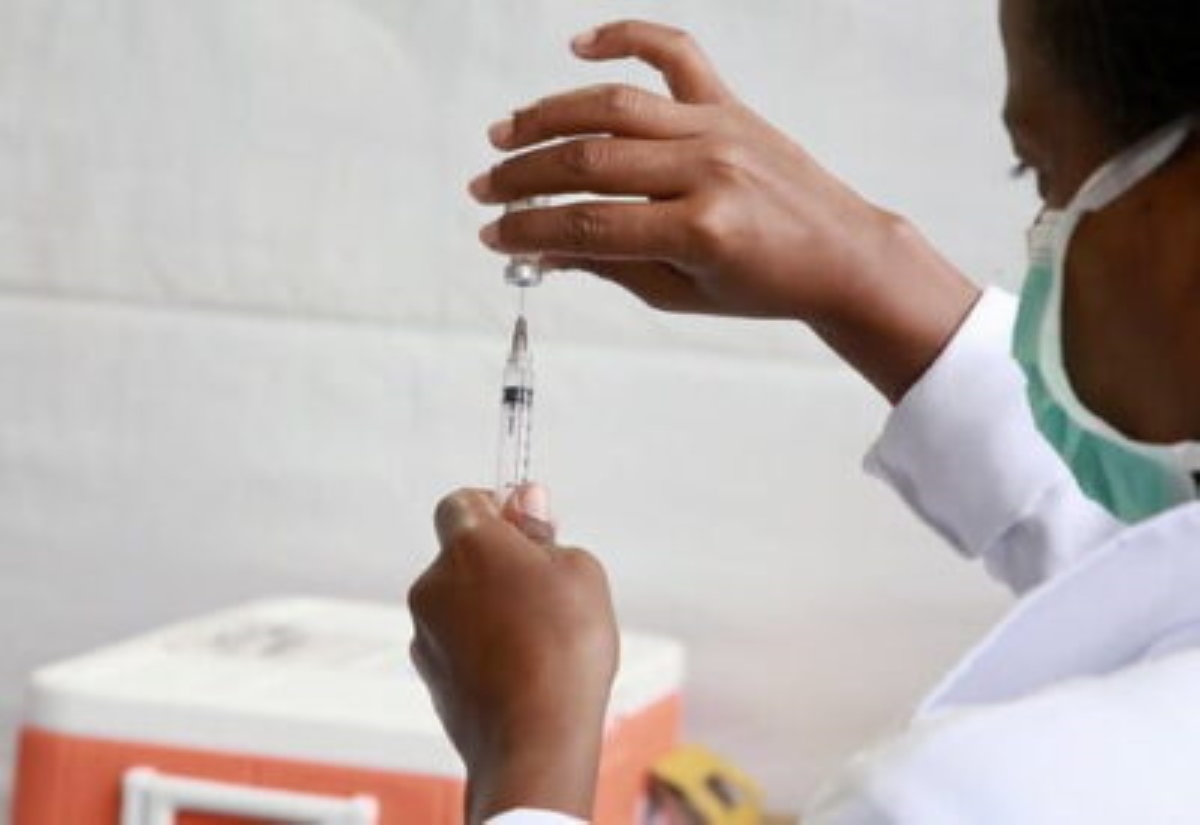 Imagem mostrando enfermeira preparando vacina contra o Covid-19