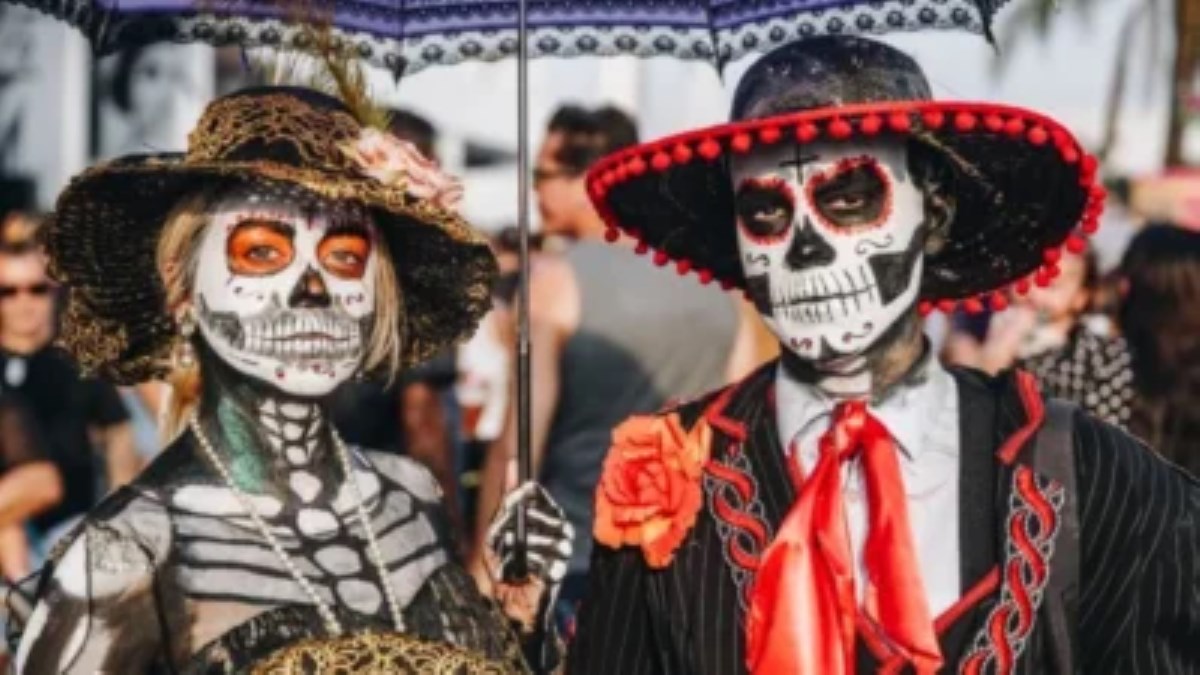 Pessoas fantasias de esqueletos mexicanos.