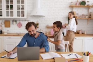 Pausa na carreira por filhos: Saiba como se manter ativo profissionalmente