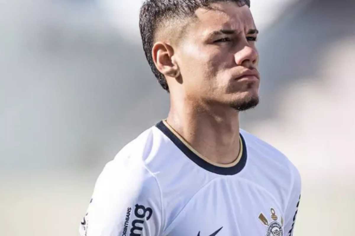 Jogador do Corinthians, Dimas Cândido, uniformizado e com os braços para trás. Seu rosto apresenta um semblante sério.