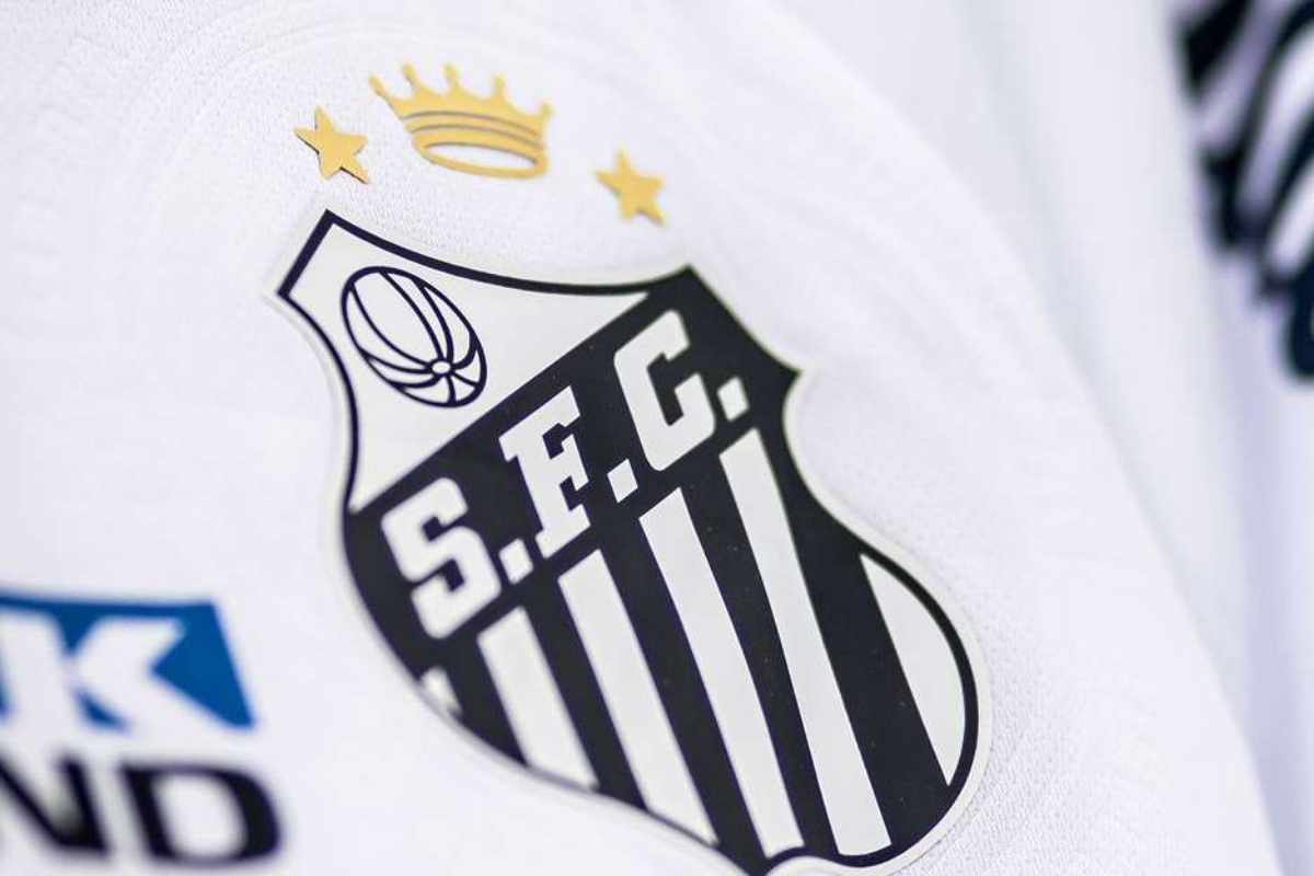Close up no brasão do uniforme do Santos.