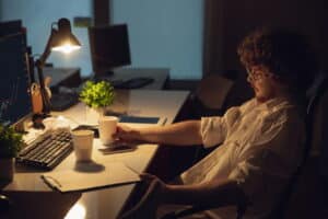 Trabalho noturno pode prejudicar sua saúde? Saiba mais